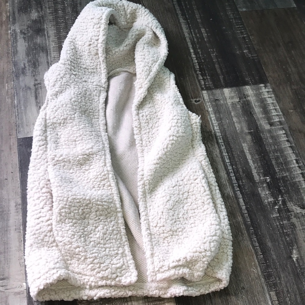 Off white sleeveless sherpa with hoodie